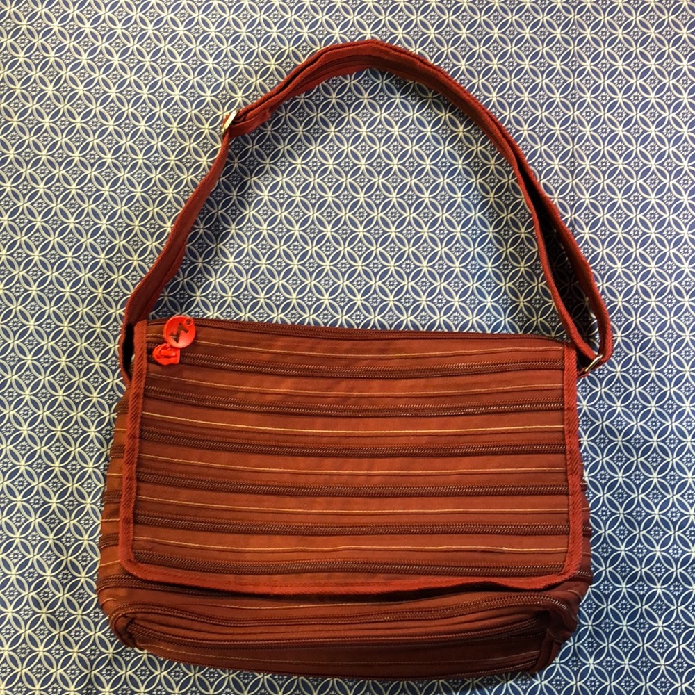 Zipit vintage red large messenger bag with pockets